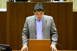 反対質問に立つ有馬豊議員＝2017年10月13日